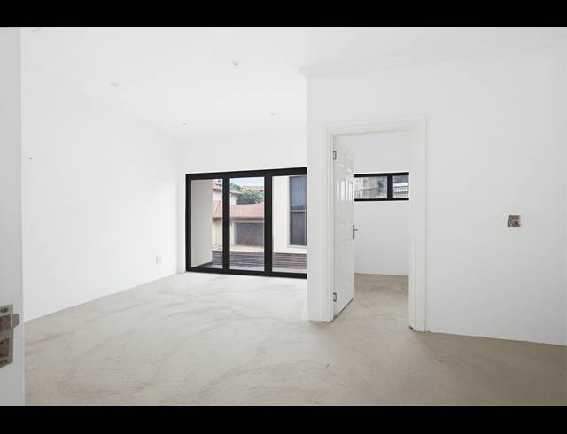 8 BEDROOM HOUSE FOR SALE IN IZINGA